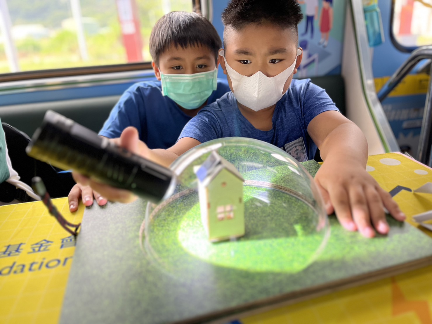 PA视讯參與基礎科學主題車廂，以STEAM教學精神，設計「逐日科學家」、「太陽能工程師」以及「淨零建築師」三大能源科普課程和實驗